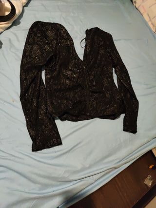 Blusa negra brillante manga larga