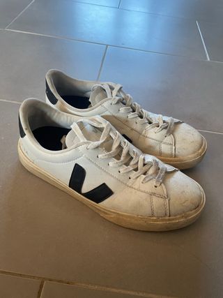 Zapatillas Veja Blancas y Negras