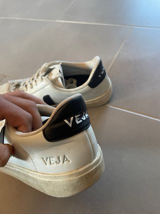 Zapatillas Veja Blancas y Negras
