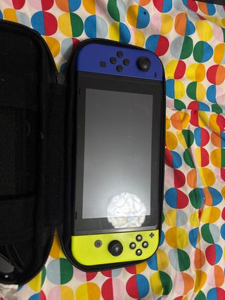 Nintendo Switch Azul y Amarillo