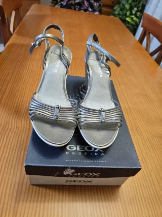 Sandalias cuña Geox color platino