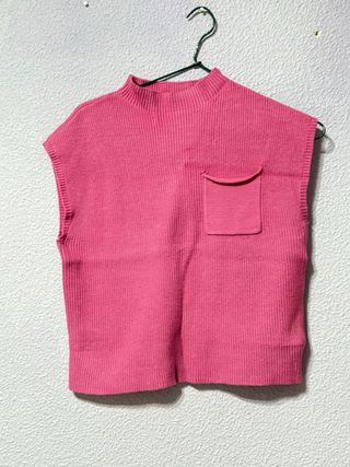 Blusa rosa sin mangas con cuello alto
