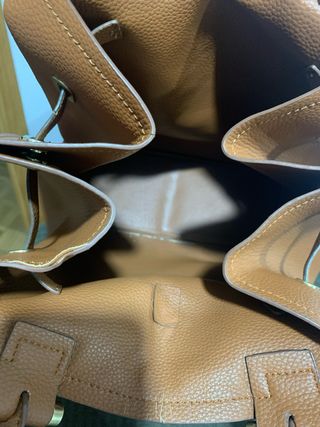 Bolso de cuero.