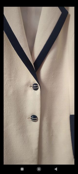 Traje de Chaqueta Beige Talla 42 con Detalles Azul