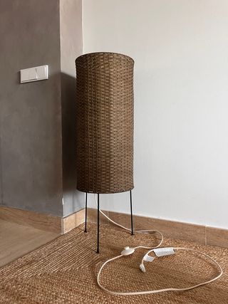 Lámpara de pie Zara Home ratán y metal