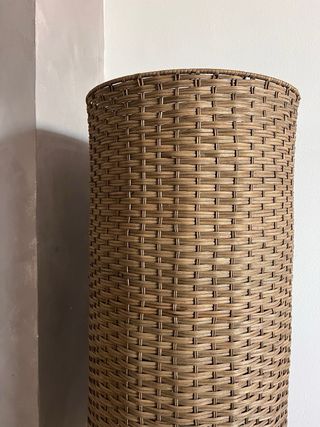 Lámpara de pie Zara Home ratán y metal