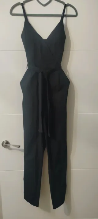 Mono negro con cinturón