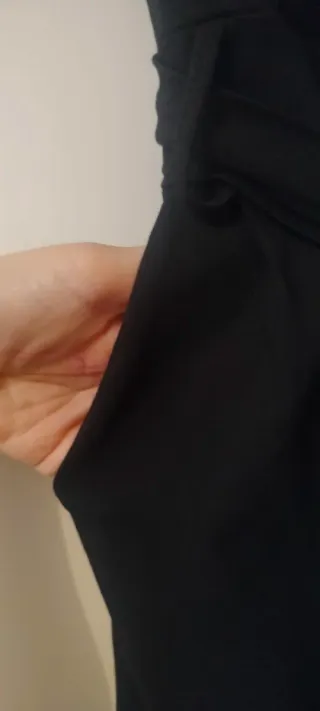 Mono negro con cinturón