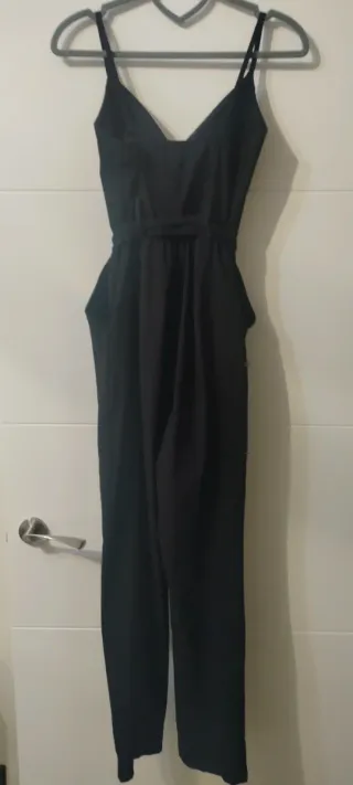 Mono negro con cinturón