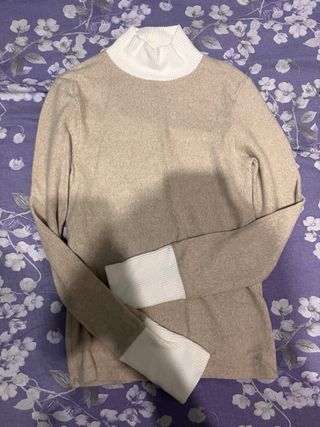 Jersey cuello alto beige y blanco