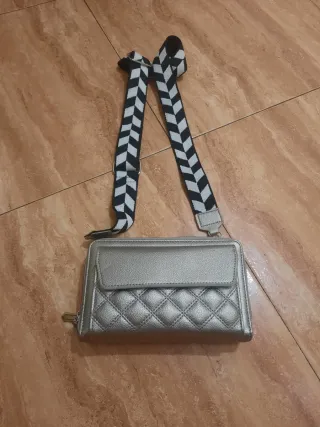 Bolso plateado con correa
