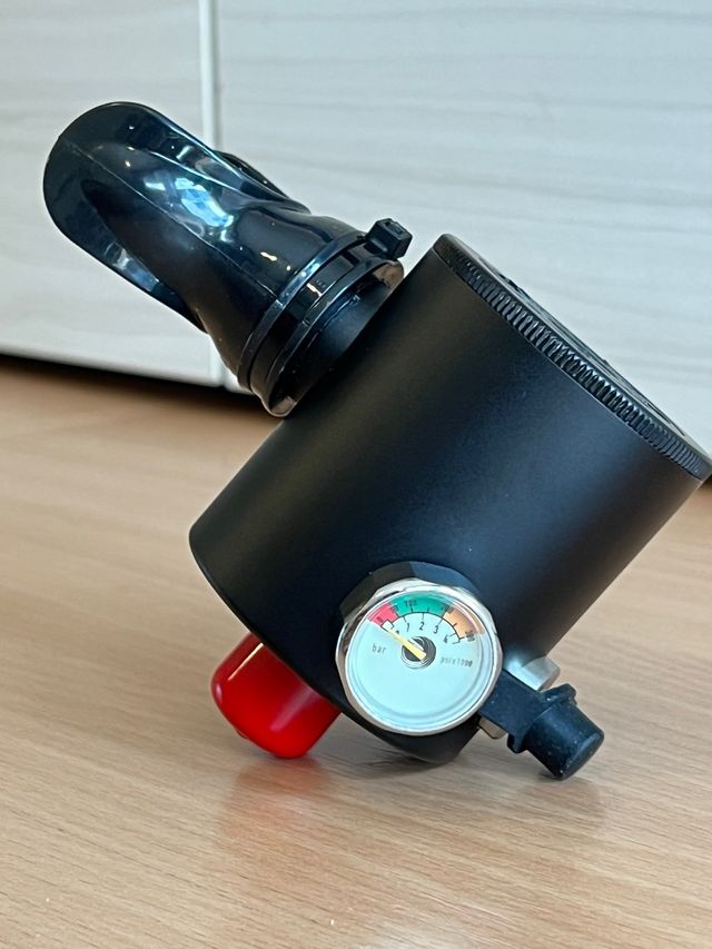 Regolatore per bombole per immersioni subacquee