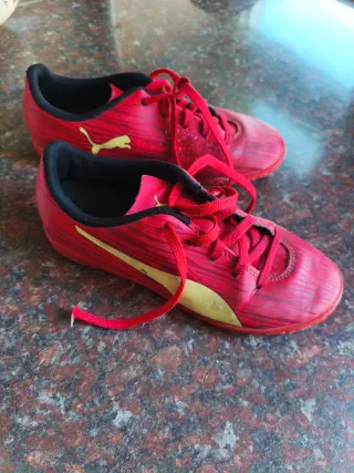 Zapatillas Fútbol Sala Niño Puma Rojas y Amarillas