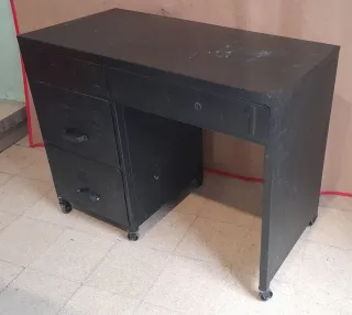 Escritorio de metal negro con ruedas