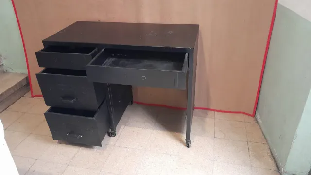 Escritorio de metal negro con ruedas