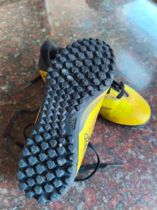 Zapatillas fútbol niño Adidas multitacos talla 32