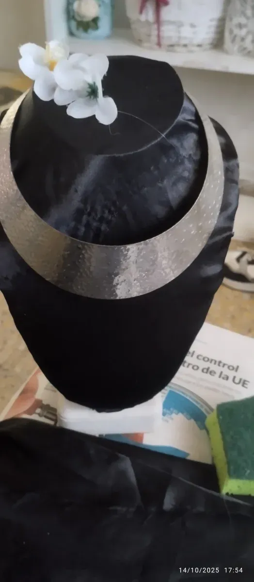 Collar de bisutería con corazón plateado