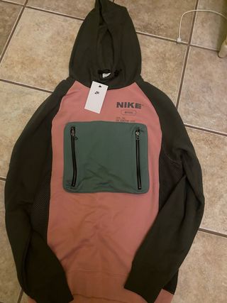 Sudadera Nike con etiqueta