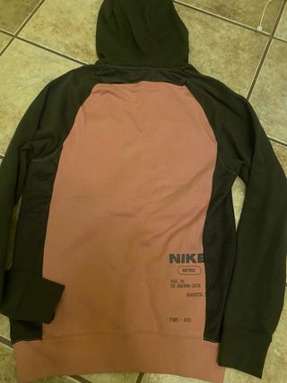 Sudadera Nike con etiqueta