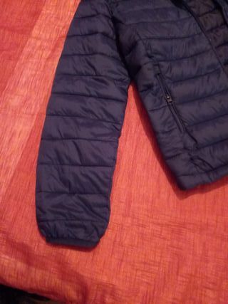 Chaquetón acolchado azul con capucha