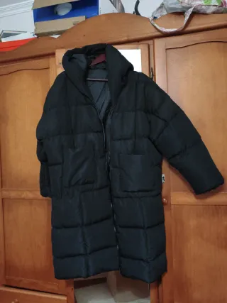 Abrigo plumífero negro largo.