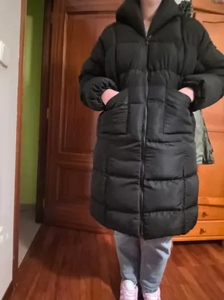 Abrigo plumífero negro largo.