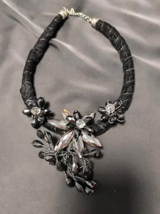 Collar negro con detalles plateados y pedrería