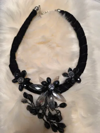 Collar negro con detalles plateados y pedrería