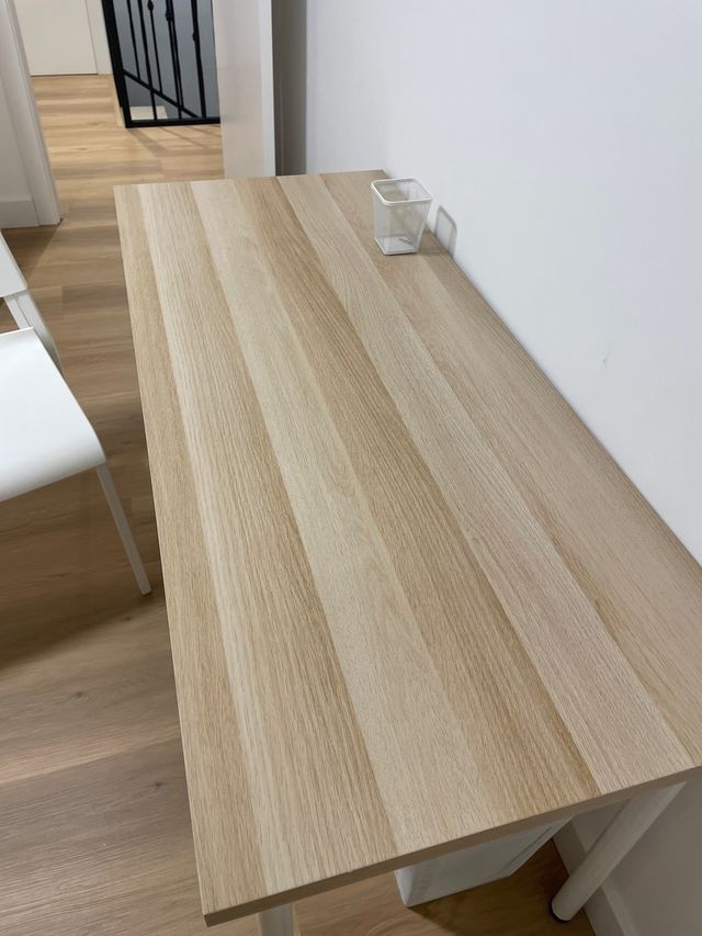 Escritorio Ikea Madera y Blanco.