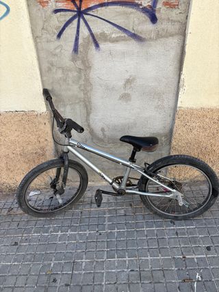 Bicicleta BMX plateada