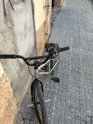 Bicicleta BMX plateada