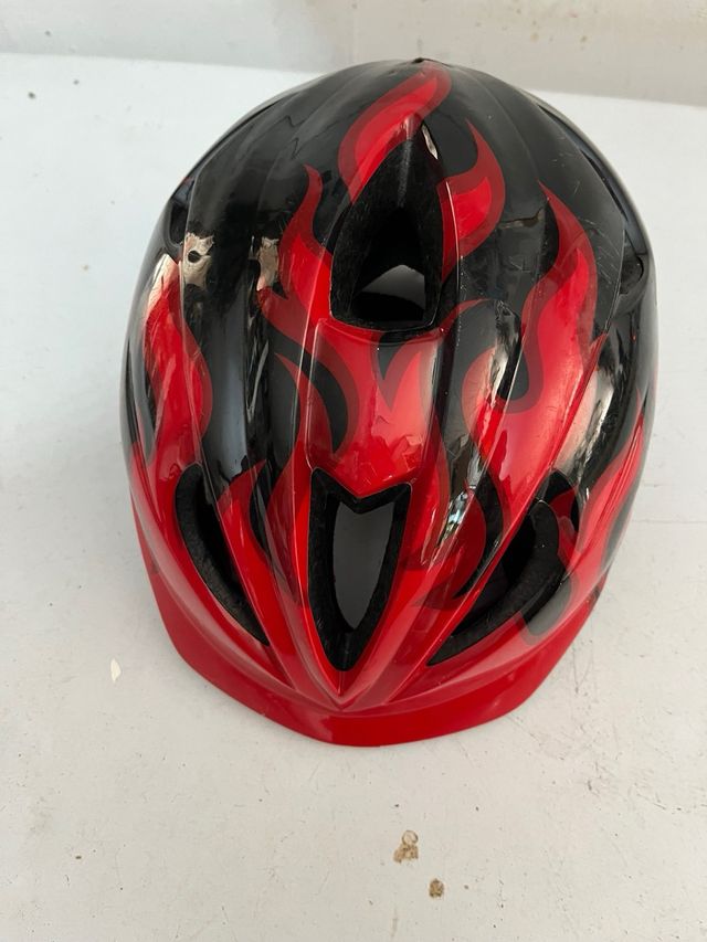 Casco bicicleta infantil negro y rojo