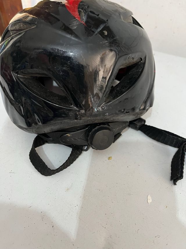 Casco bicicleta infantil negro y rojo