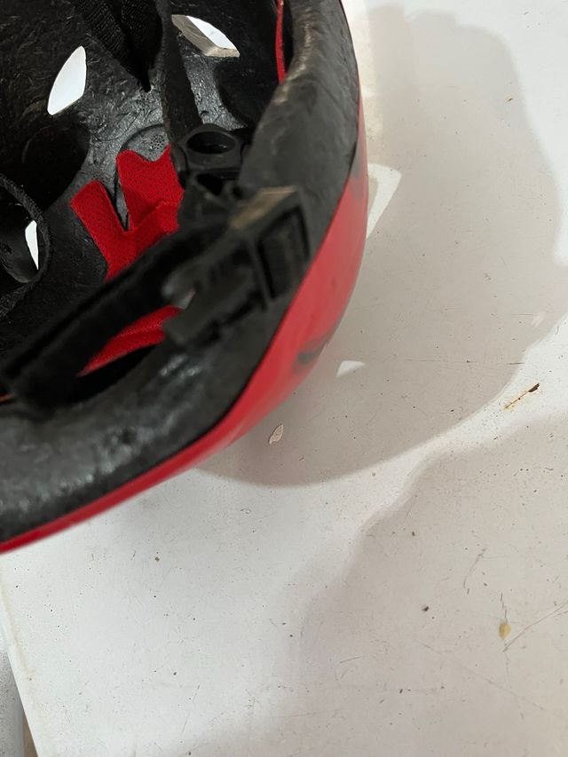 Casco bicicleta infantil negro y rojo