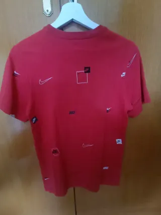 Camiseta Nike Roja de niño. Talla XS  10-12 años
