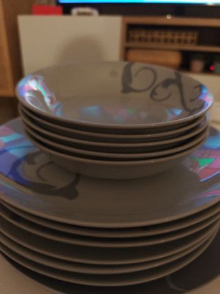 Vajilla de cerámica blanca con diseño floral