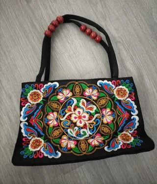 Bolso negro bordado flores