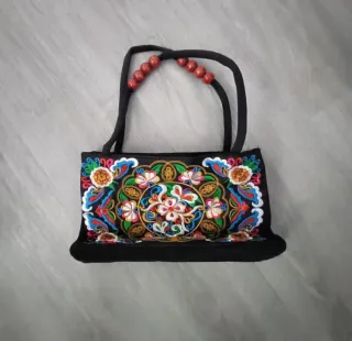 Bolso negro bordado flores