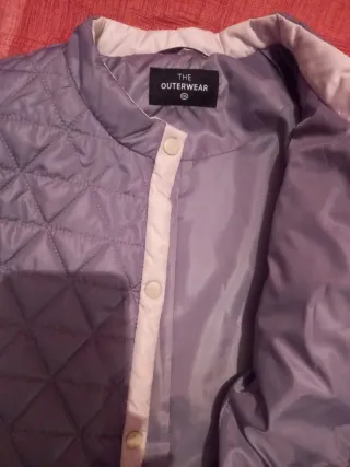 Chaquetón acolchado gris y beige. Nuevo