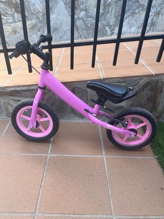 Bicicleta infantil sin pedales rosa.