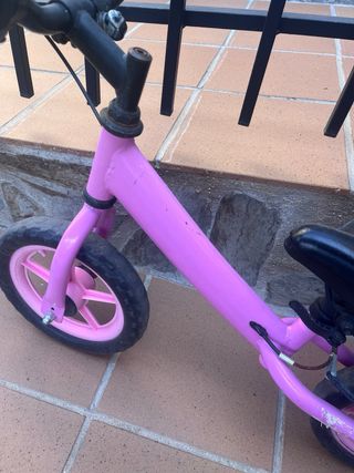 Bicicleta infantil sin pedales rosa.