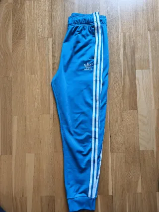 Pantalón Adidas Azul Rayas Blancas