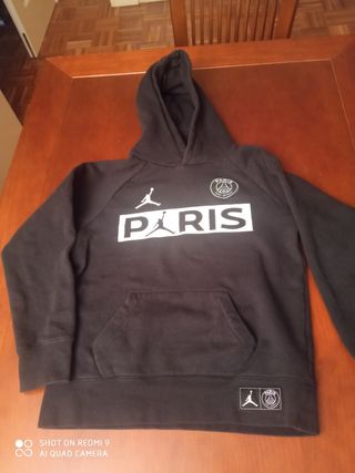Conjunto de sudadera con capucha y pantalón.