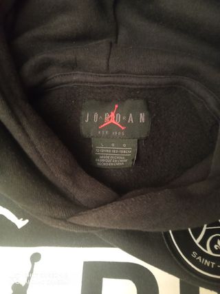 Conjunto de sudadera con capucha y pantalón.