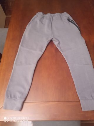 Conjunto de sudadera con capucha y pantalón.
