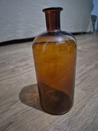 Botella decorativa de vidrio ámbar