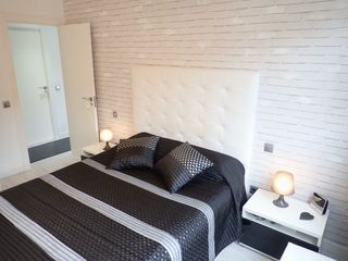 Colcha de cama negra y plateada con 2 cojines. 