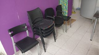 9 Sillas de plástico apilables negras