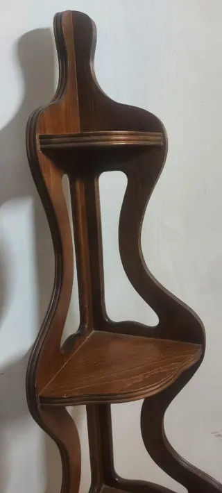 Estantería de esquina de madera
