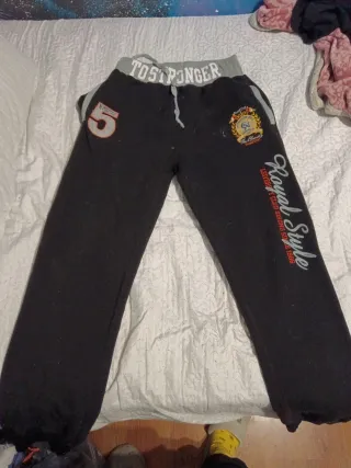 Pantalón deportivo negro con detalles grises